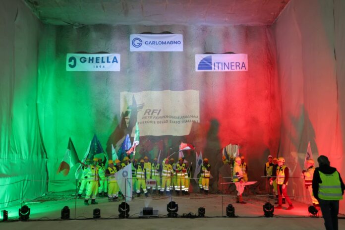 Operai abbattimento diaframma Galleria Cantone