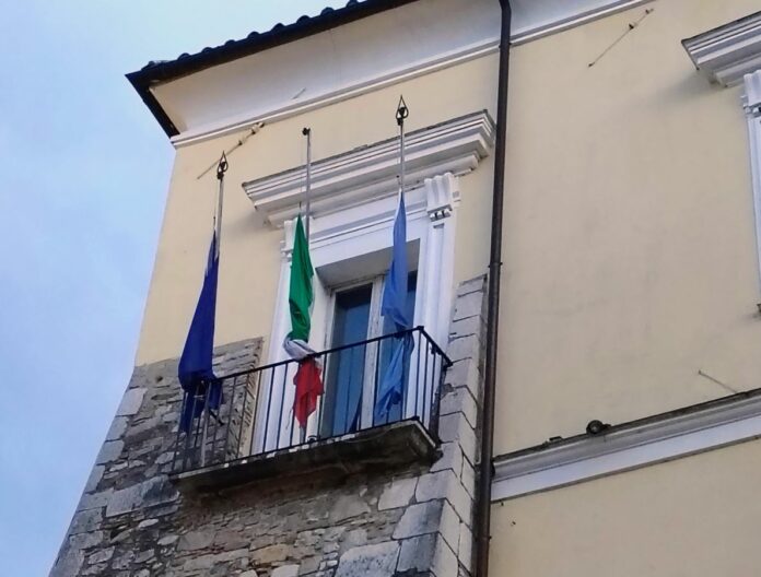 BANDIERE A MEZZ'ASTA