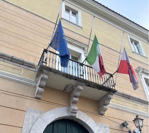 Palazzo Mosti bandiere e mezz'asta