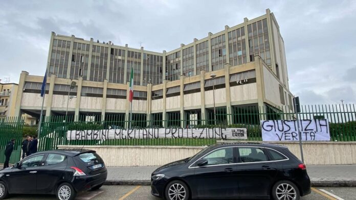 Tribunale bambini maltrattati Tribunale protesta bambini
