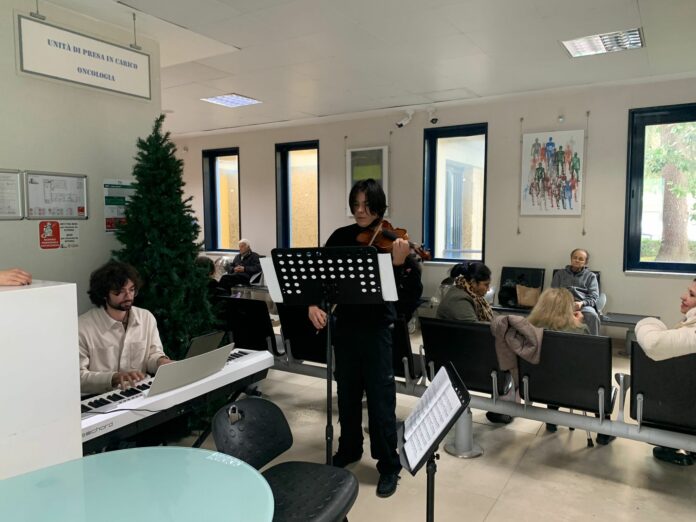 Liceo musicale Lombardi di Airola nelle corsie del Policlinico di NapoliNapoli_ Davide
