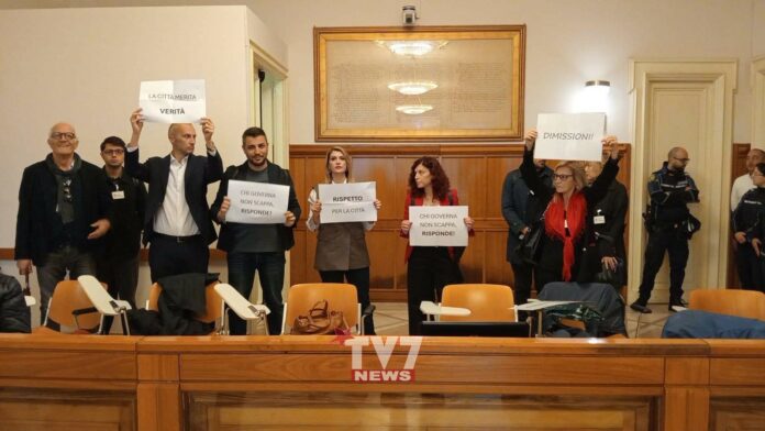 Opposizione palazzo mosti protesta-3