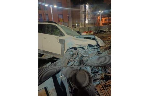 SUV NELLA FONTANA STAZIONE 1