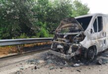 Furgoncino in fiamme sulla Tangenziale Ovest di Benevento: nessun ferito