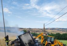 Incendio di autocarro a Benevento in località Acquafredda, intervento dei Vigili del Fuoco (foto)